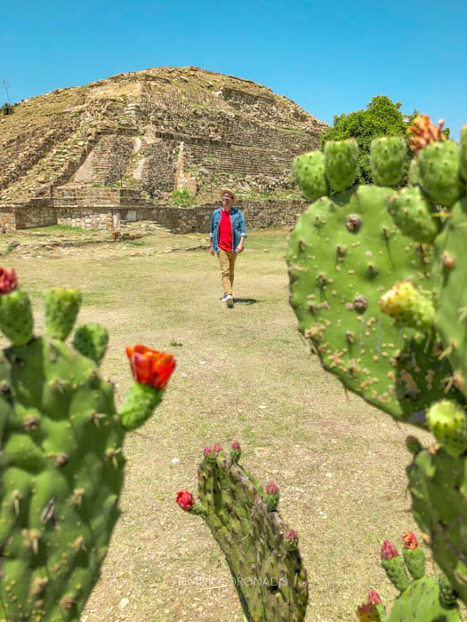 hombre paseando por monte alban