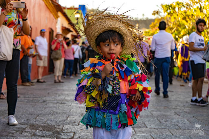 niño vestido de tiliche en carnaval de putla