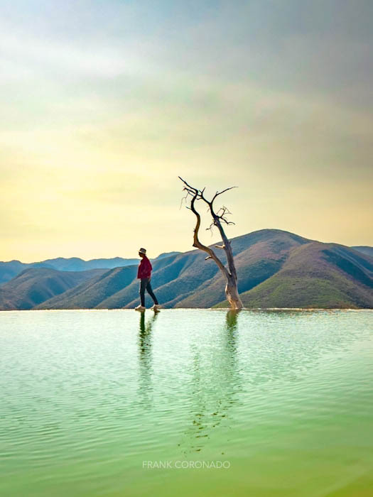 hombre caminando en la poza de hierve el agua