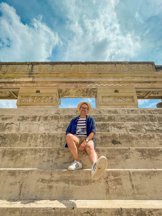 hombre posando en la zona arqueologica de mitla