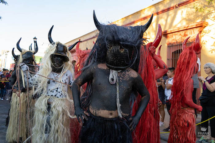 jovenes en el carnaval de oaxaca