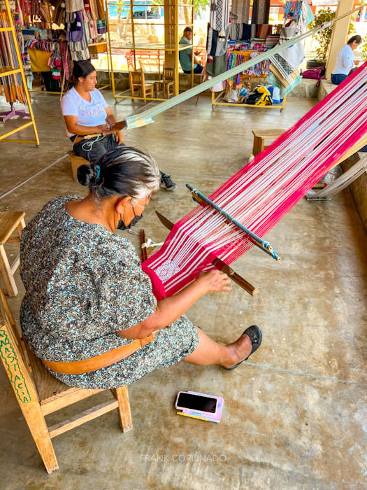 mujer de jalieza con telar de cintura