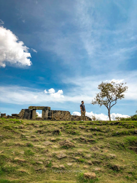 hombre parado en la zona arqueologica de monte alban