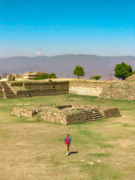 hombre caminando por la zona arqueologica de monte alban en oaxaca