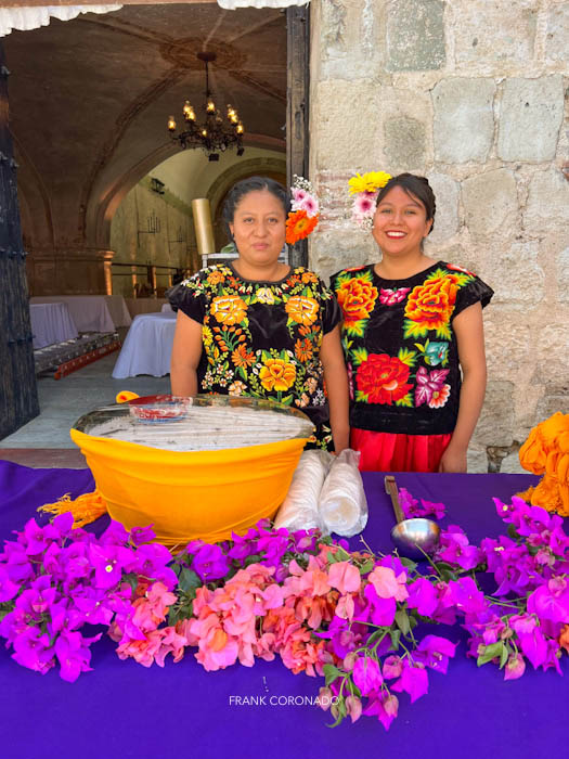 mujeres vestidas de tehuana en el dia de samaritana en oaxaca