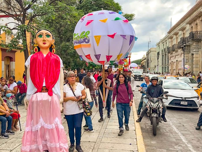 calenda en el centro de la ciudad de oaxaca