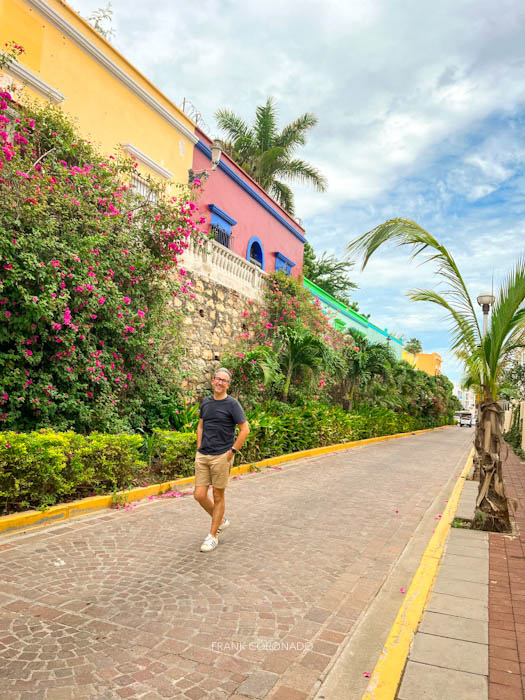 frank coronado caminando por las calles del centro de mazatlan