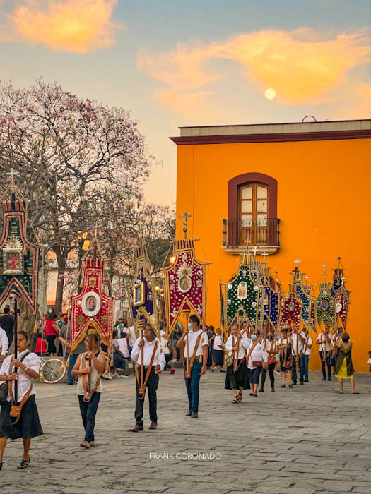 paseo con estandartes por las calles de oaxaca en semana santa