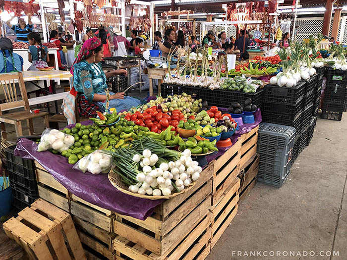 puesto de verduras en el mercado de tlacolula oaxaca