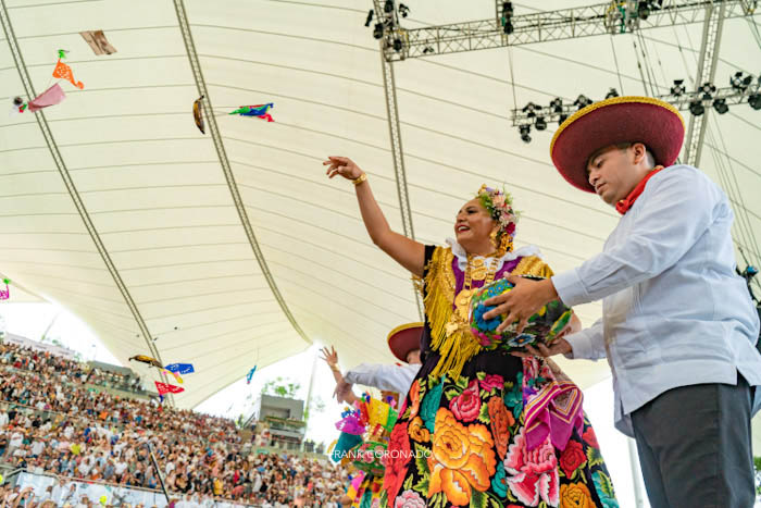 tehuenos lanzando su guelaguetza