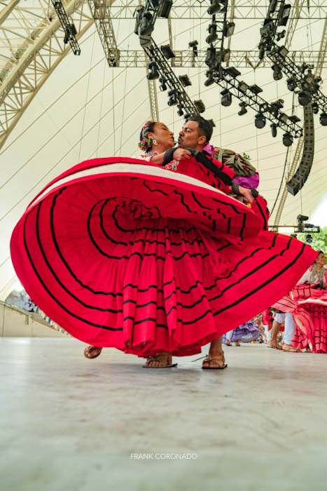 pareja ejuteca bailando en guelaguetza