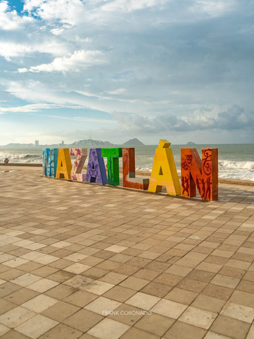 letras de mazatlan en el malecon