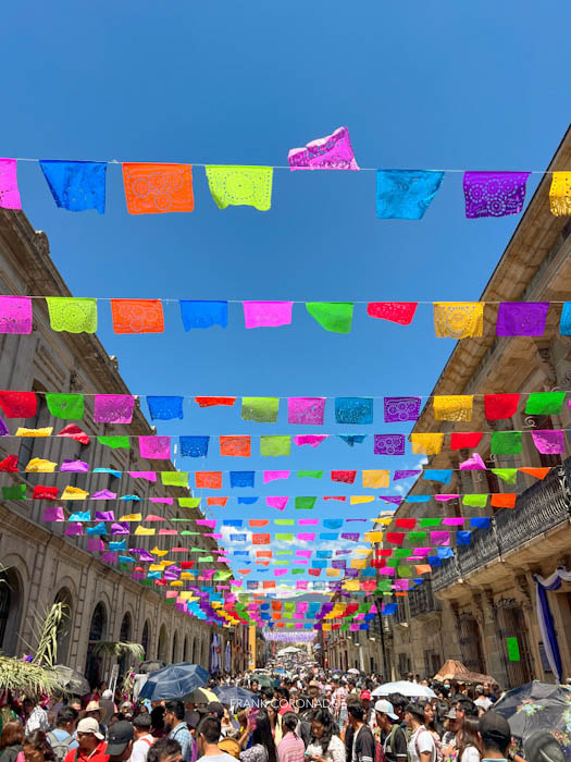 la ciudad de oaxaca decorada con papel picado