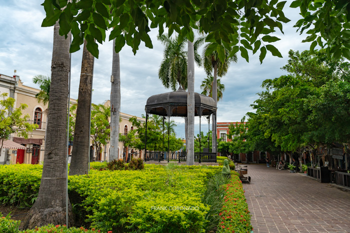 plaza machado en el centro de mazatlan