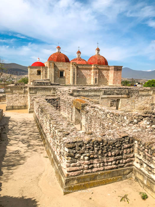 templo construido sobre una piramide en mitla