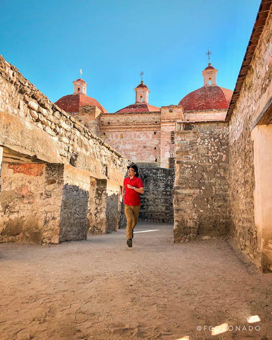 templo construido sobre la zona arqueoógica de mitla