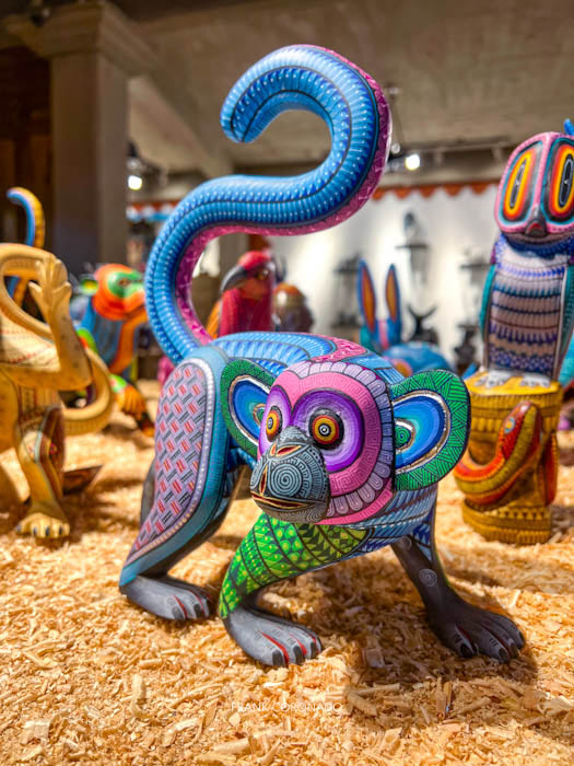 mono de madera hecho alebrije