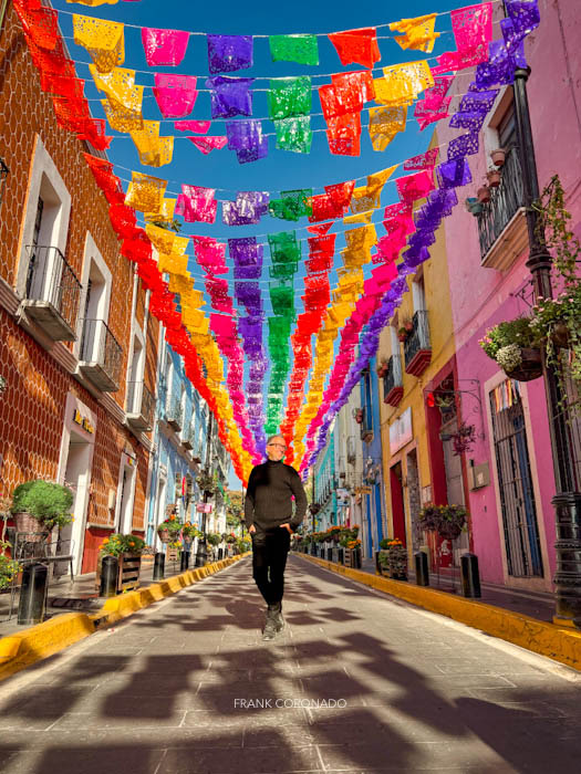 calle con papel picado en Atlixco