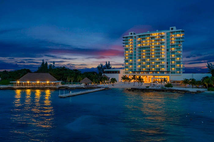 fachada del hotel westin de noche en cozumel