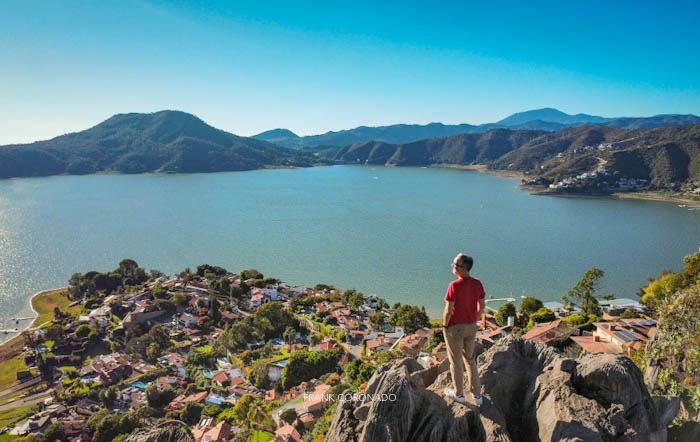 vista de valle de bravo desde el mirador de la peña