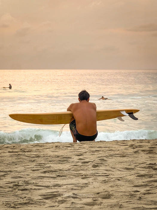 surfeador en punta zicatela Oaxaca