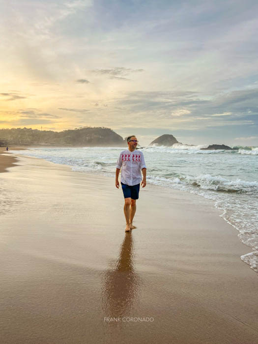 caminando por las playas de zipolite