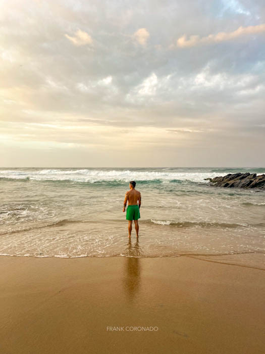 hombre en playa zipolite