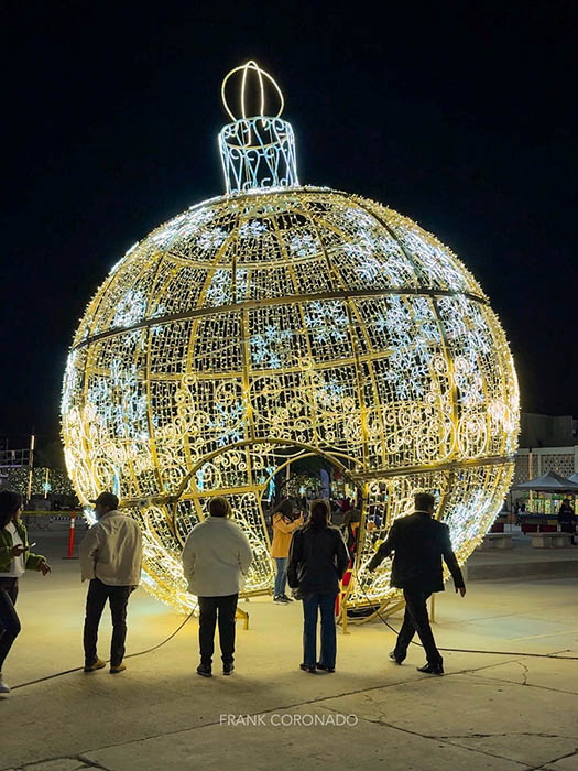 esfera gigante de luces en oaxaca