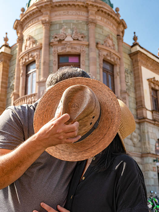 Pareja de novios besandose