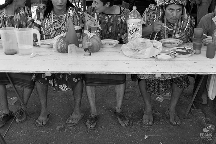 Comida en carnaval gente comiendo en el carnaval de San Martin Tilcajete