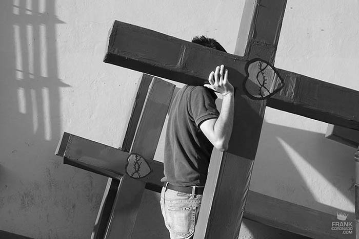Cruces de semana santa hombres con cruces en la procesión del silencio