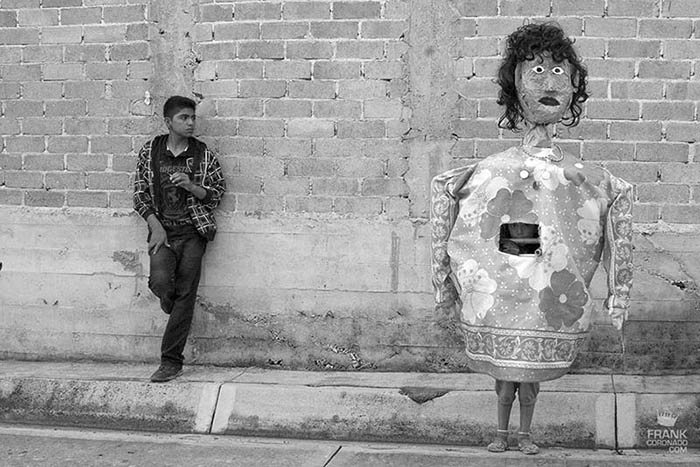 Fiesta en Guelache niño y mono de calenda en la calle