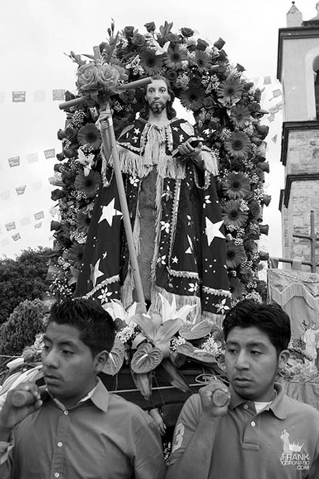 Fiesta patronal de oaxaca hombres cargado luna imagen en celebración