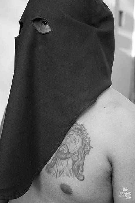Hombre con tatuaje de cristo encapuchado con tatuaje de cristo en el pecho