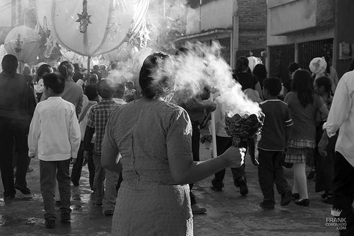 Mujer con incienso Mujer caminando con copal
