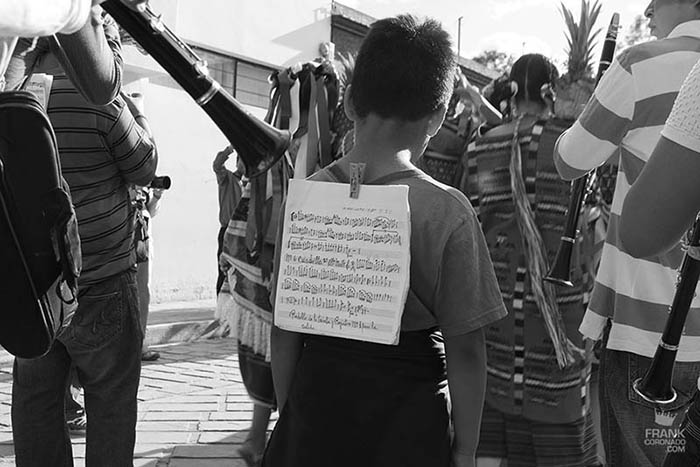 Niño con partitura niño con partitura musical