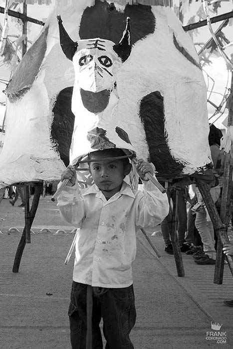 Niño con torito torito en fiesta de oaxaca