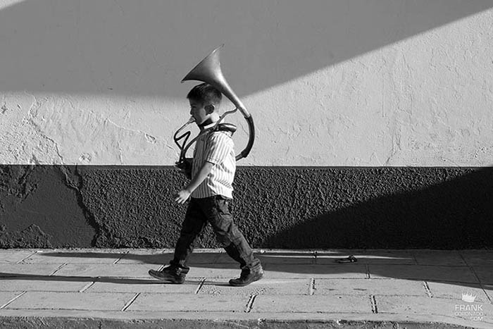 Niño musico pequeño musico en las calles de Oaxaca